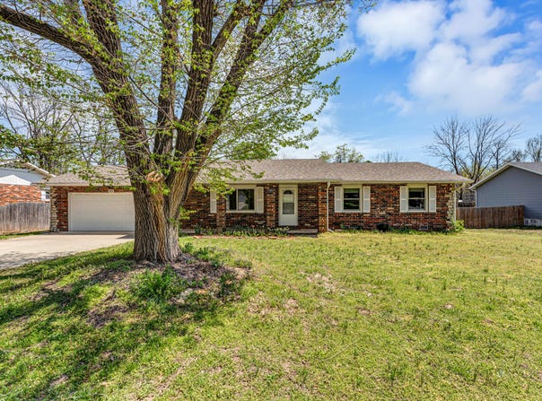 1024 S Oakland Avenue, Bolivar, MO 65613