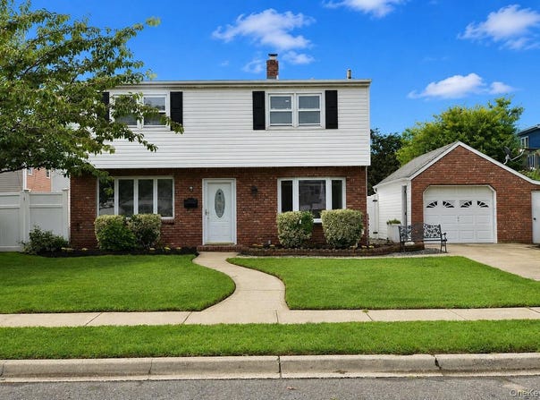 7 Swan Lane, Levittown, NY 11756