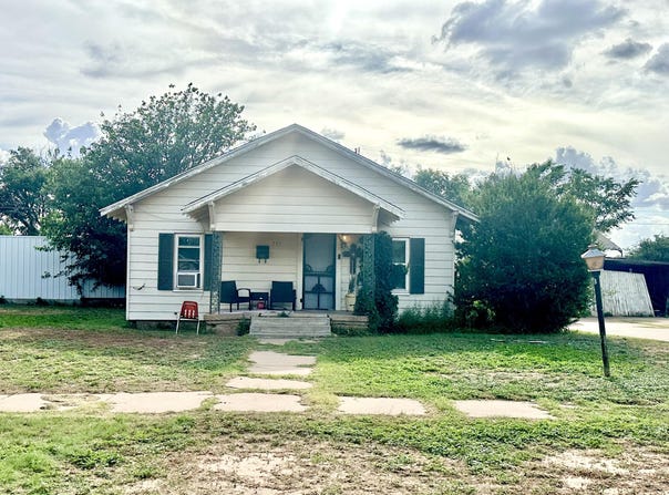 735 S 12th Street, Slaton, TX 79364