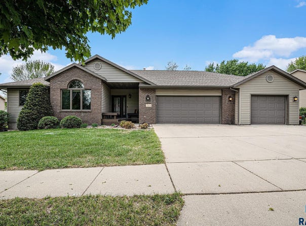 711 Britz Dr, Luverne, MN 56156