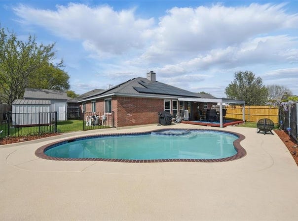 1008 Miles Avenue, Burleson, TX 76028