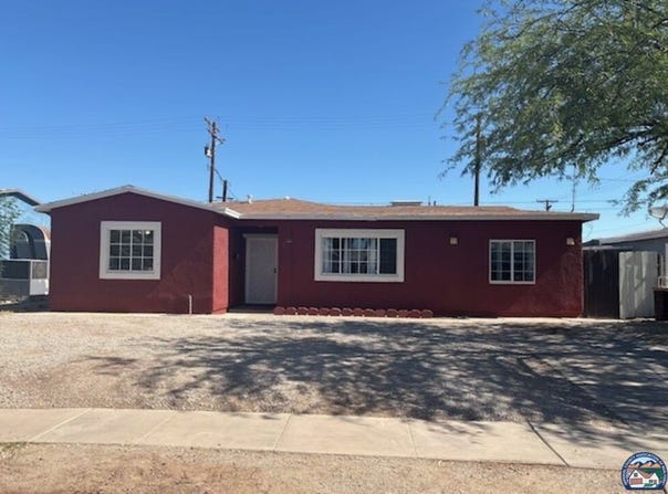 616 Smoketree Dr, El Centro, CA 92243