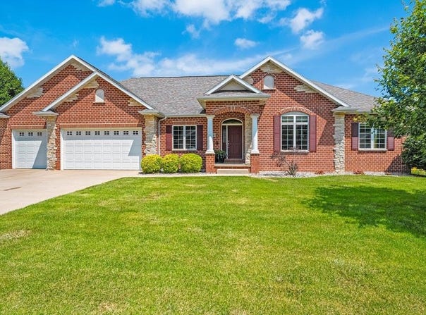 2134 LUXURY Drive, GREEN BAY, WI 54313