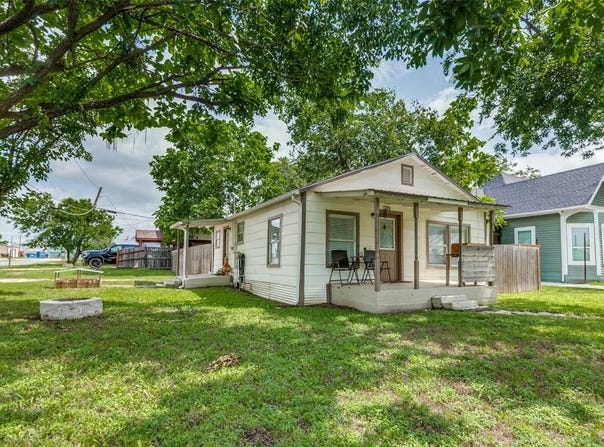 201 E Davis Avenue, Alvarado, TX 76009