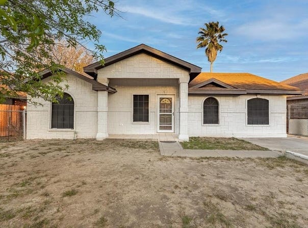 1661 Paseo Encinal Dr, Eagle Pass, TX 78852