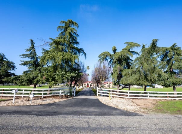 8510 Nees Avenue E, Clovis, CA 93619