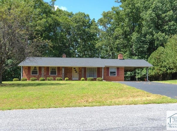 584 Applewood Rd, Martinsville, VA 24112