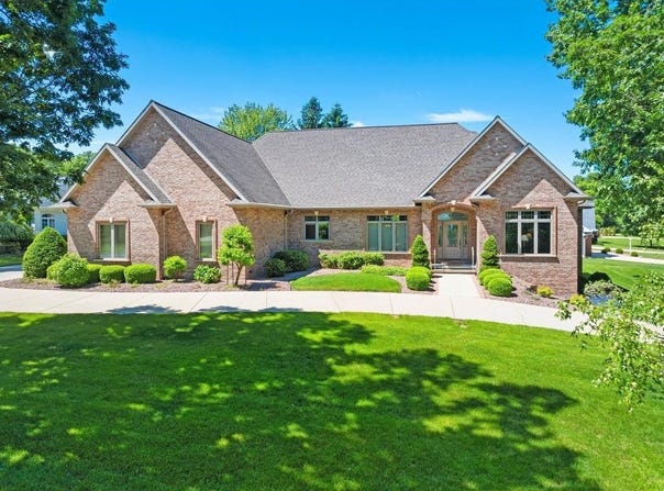 2930 S TELEMARK Circle, GREEN BAY, WI 54313
