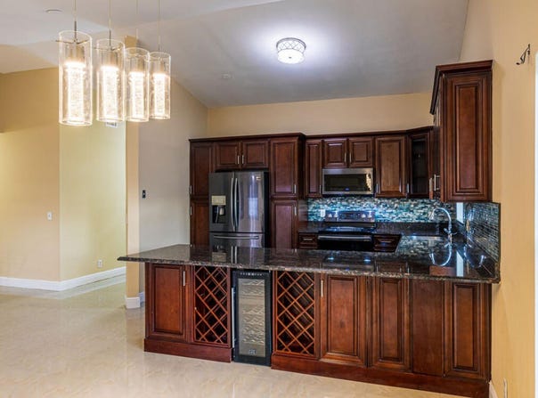 7527 SW Sw 7th Pl Place, North Lauderdale, FL 33068