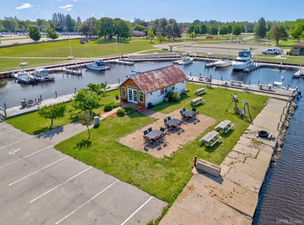 103 W Lakeshore, Manistique, MI 49854