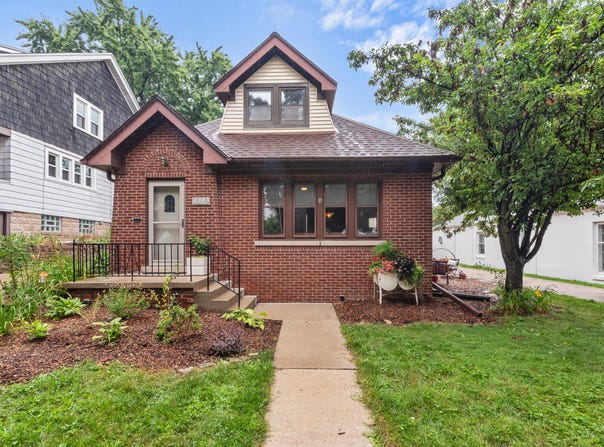 2124 N 84th St, Wauwatosa, WI 53226