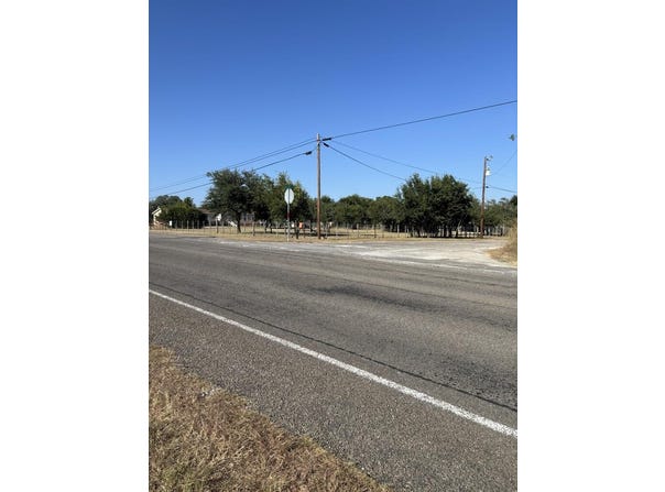 1 Deloris Dr, Harper, TX 78631