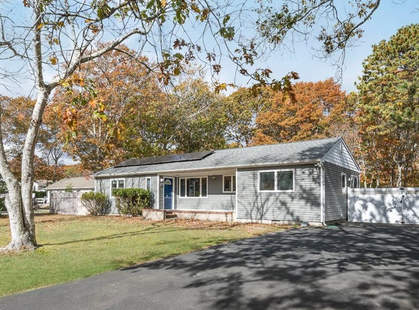 21 Woodridge Rd, Hampton Bays, NY 11946