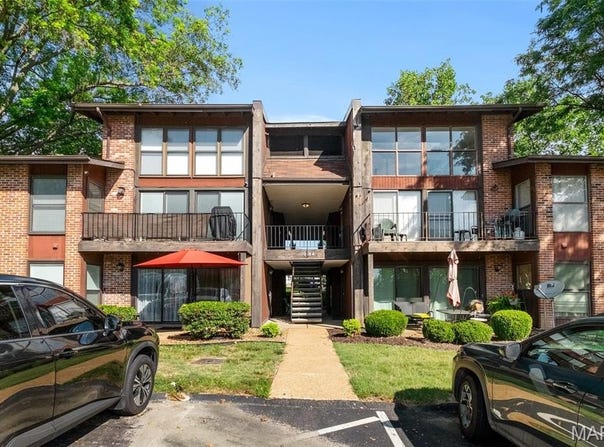 1084 Mersey Bend Drive, St Louis, MO 63129
