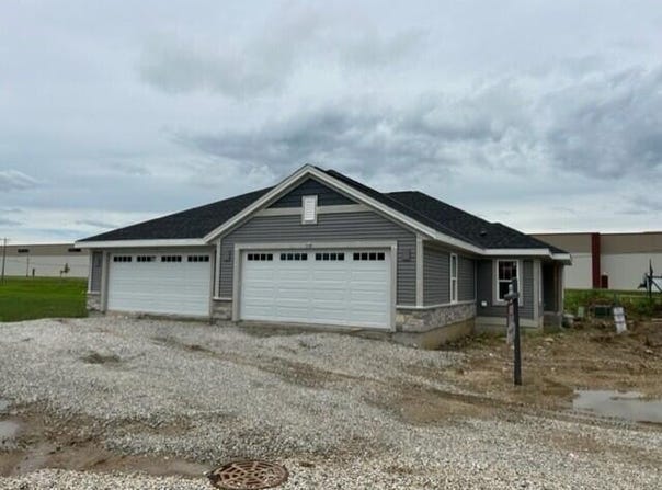 516 Hunter Oaks Blvd, Watertown, WI 53094