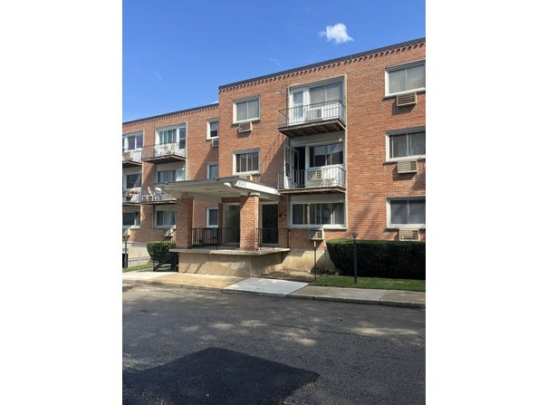 8541 Lotus Avenue, Skokie, IL 60077