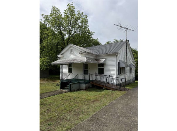 550 Leaman Avenue, Whitmire, SC 29178