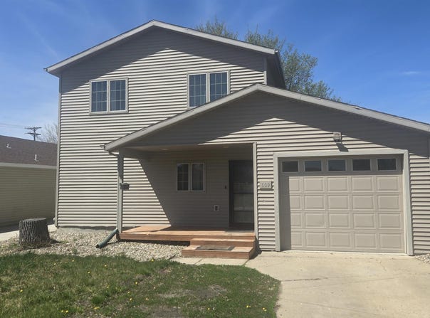 609 11th St, Minot, ND 58703