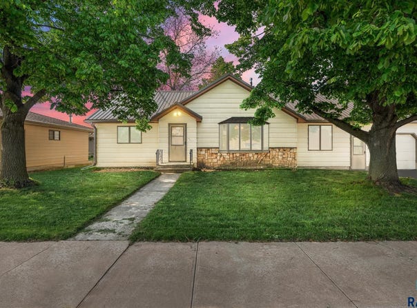 221 Essex Ave E, Salem, SD 57058