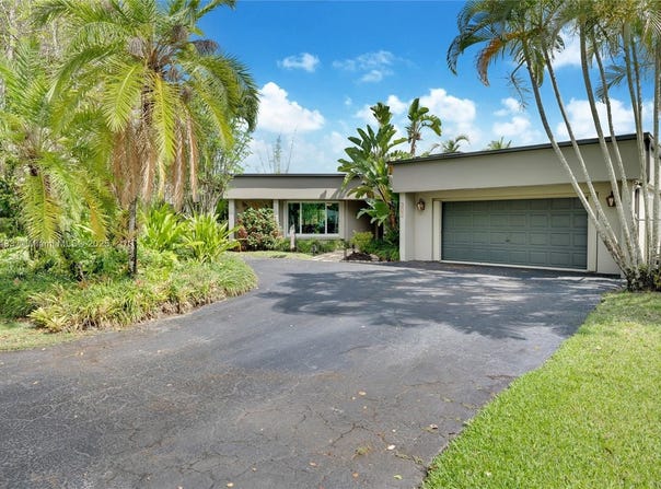 610 Lake Dasha Cir, Plantation, FL 33324