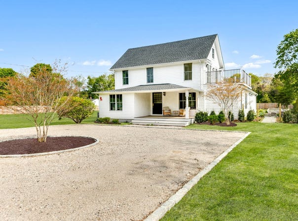 11 Shinnecock Road, Hampton Bays, NY 11946