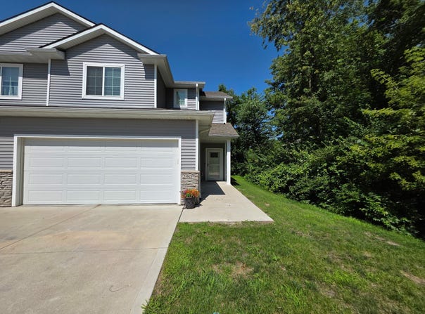290 Amberwood Drive, Pleasant Hill, IA 50327