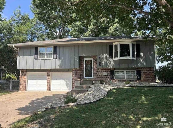 2305 Terry Way, Manhattan, KS 66502