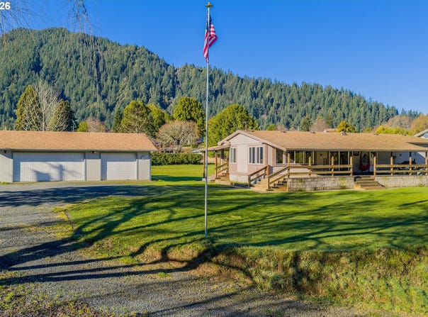 173 E DATE St, Powers, OR 97466