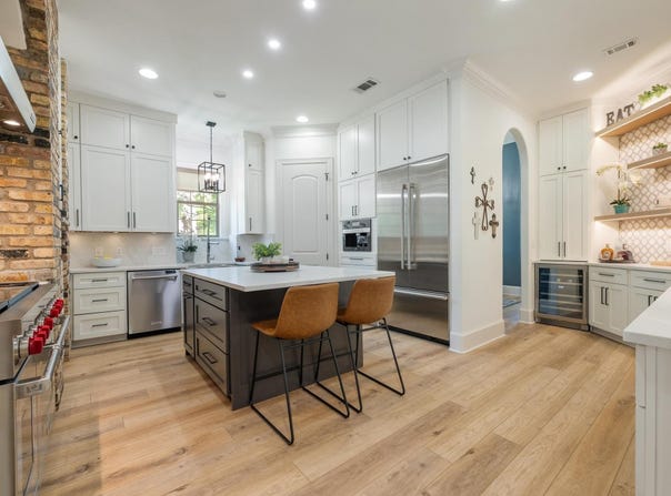 7 SUNVIEW RD, The Hills, TX 78738