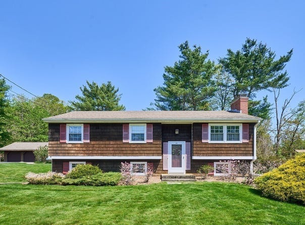 841 Dennison Dr, Southbridge, MA 01550