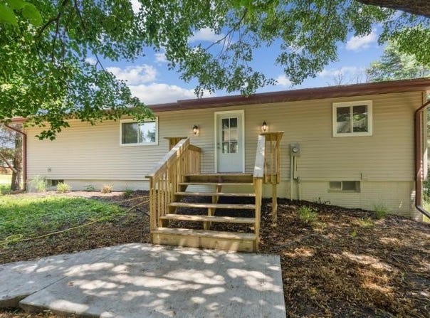 113 Island View Drive, Waverly, IA 50677
