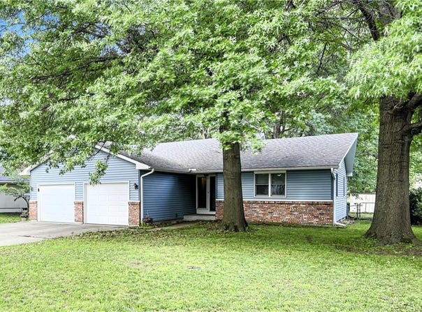 207 S Broadmoor Street, Louisburg, KS 66053