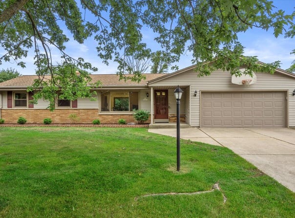 N54w14337 Vera Ln, Menomonee Falls, WI 53051