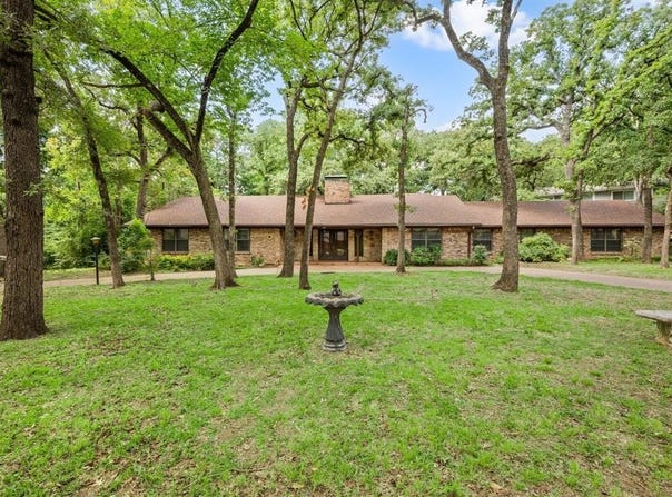 1502 Pebble Creek Drive, Euless, TX 76040