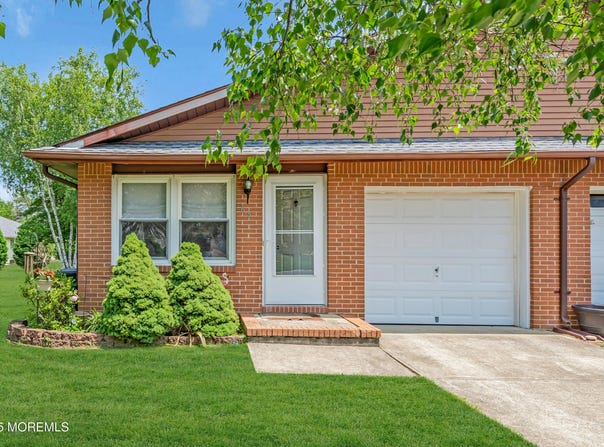 65 Sycamore Road, Manahawkin, NJ 08050