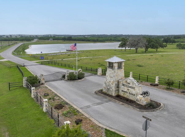10 Patriot Circle, Luling, TX 78648