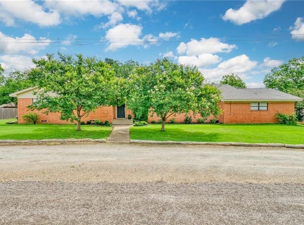 801 North Center Street, Franklin, TX 77856