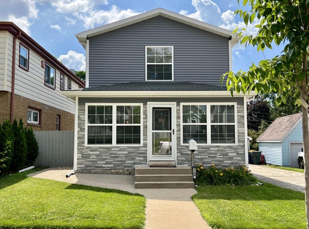1109 S 86th St, West Allis, WI 53214