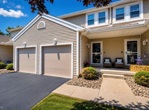295 Pineview Drive NE, Warren, OH 44484