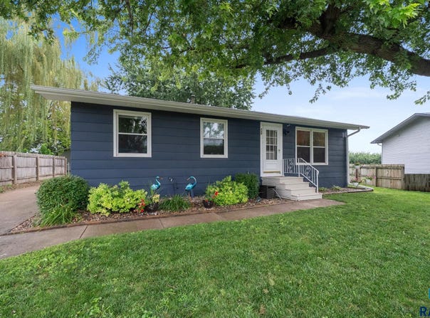 728 Executive Ave, Crooks, SD 57020