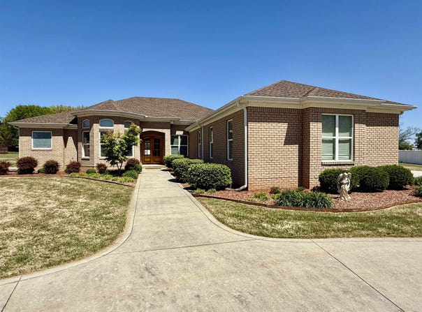 208 Maclin Cir, Tuscumbia, AL 35674