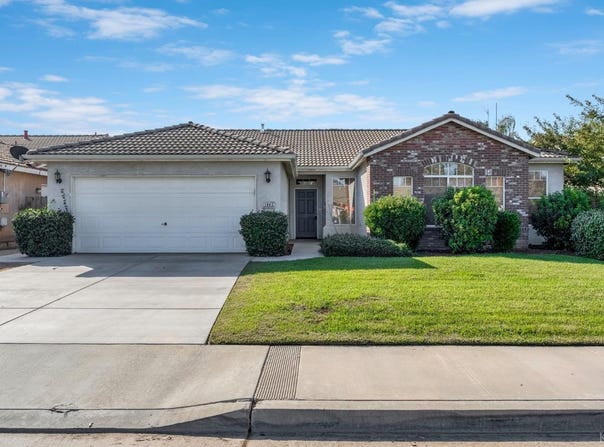 1043 W Pebble Drive, Hanford, CA 93230
