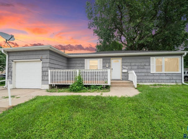 1104 S Cleveland Ave, Sioux Falls, SD 57103