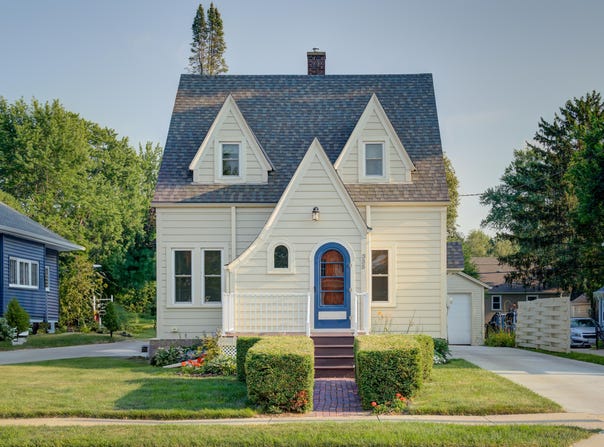 335 W 2nd St, Oconomowoc, WI 53066