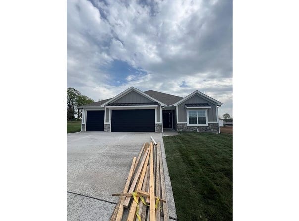 11801 E 231st Street, Peculiar, MO 64078