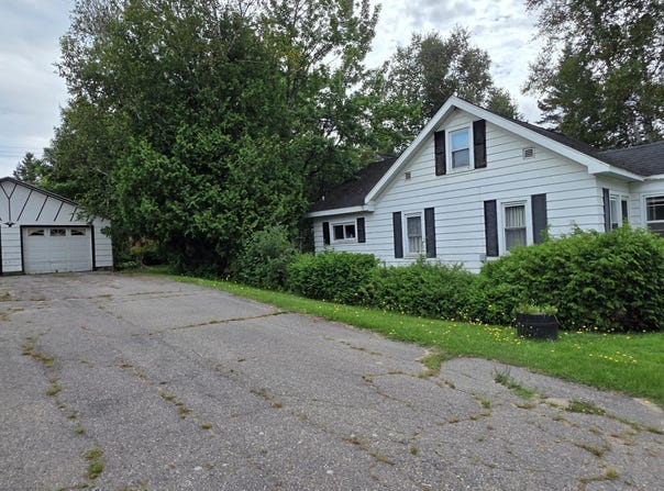 1827 Oak St, Sault Ste Marie, MI 49783
