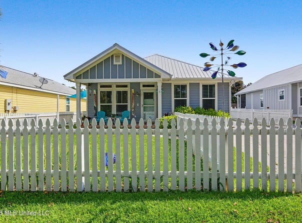 427 Saint George Street, Bay Saint Louis, MS 39520