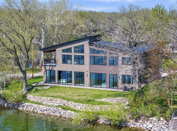 2411 Lakeshore Drive, Wahpeton, IA 51351