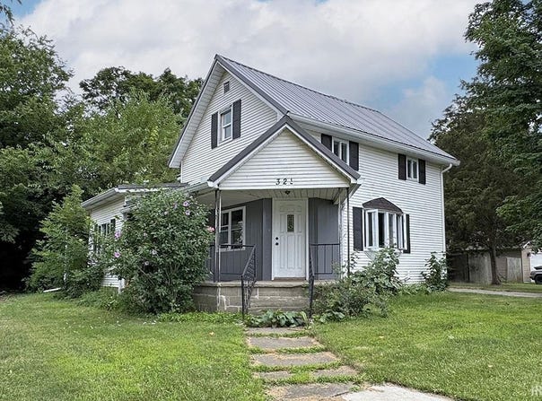 321 W Pine Street, Topeka, IN 46571-9093