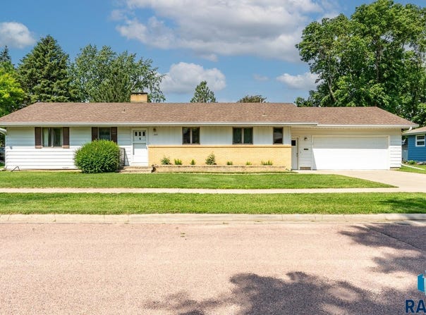 207 S 11th St, Beresford, SD 57004